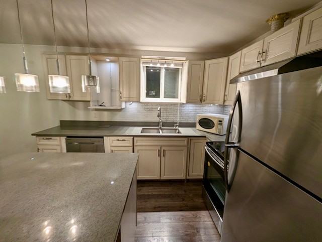 14883 69A Avenue - Photo 4 of 13