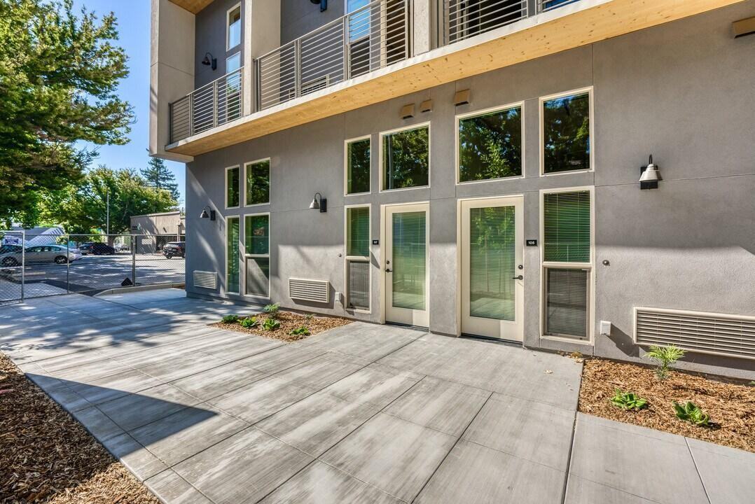 1915 8th St - Photo 6 of 12