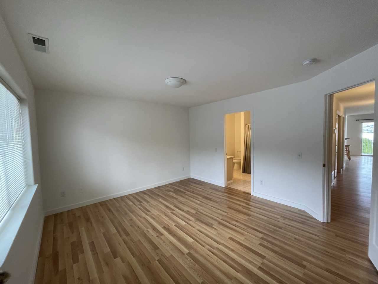 2307 W Woodin Ave - Photo 3 of 15