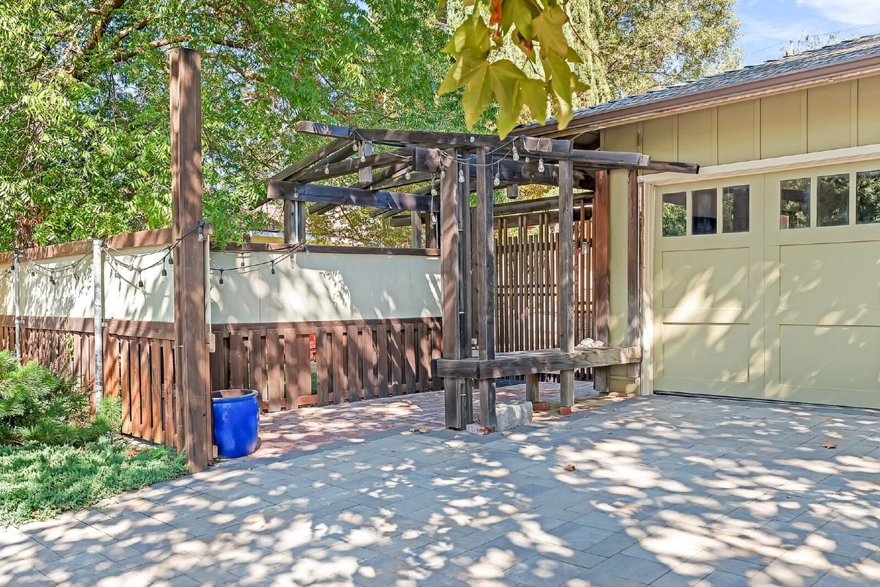 834 Linden Ln - Photo 2 of 23