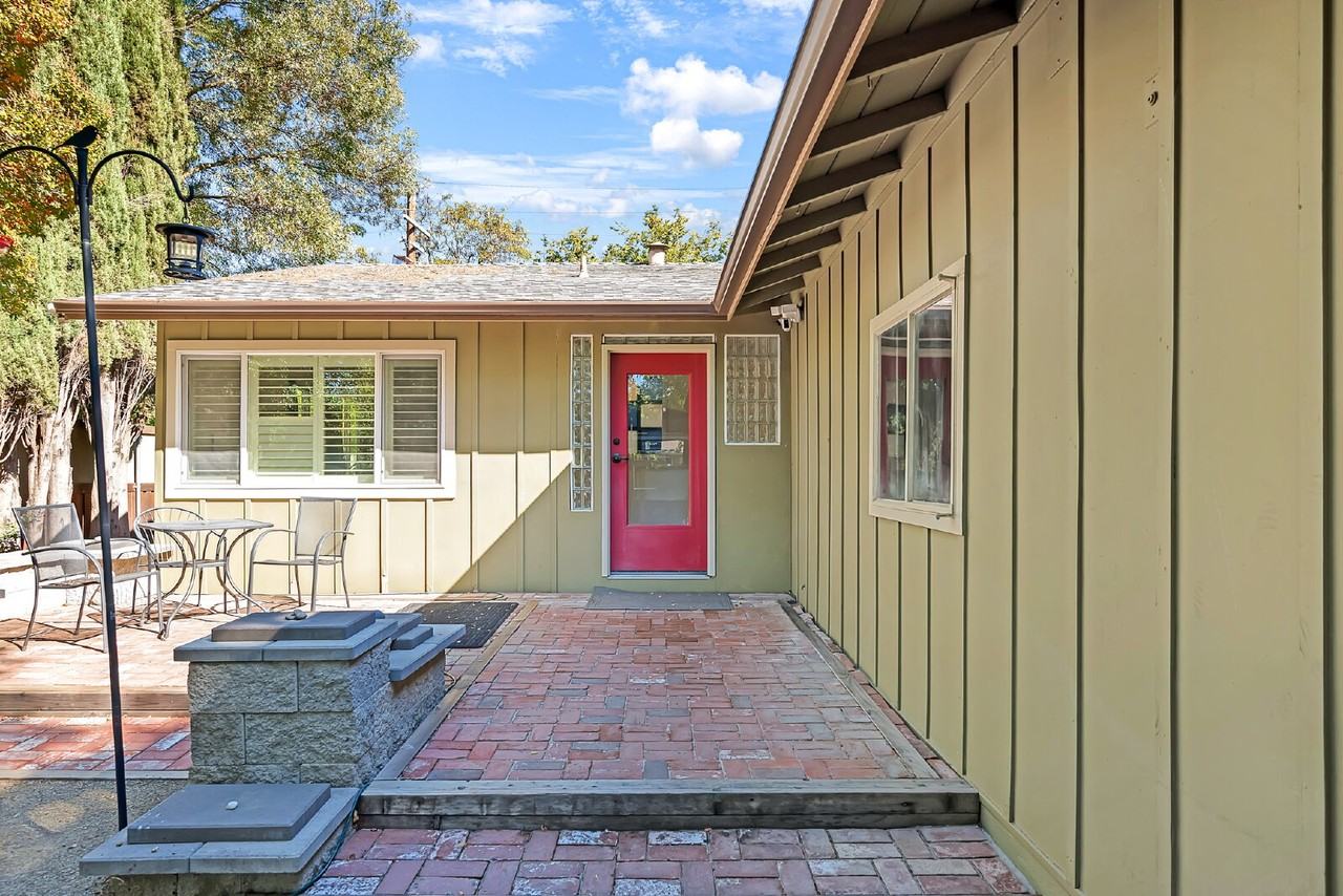 834 Linden Ln - Photo 3 of 23