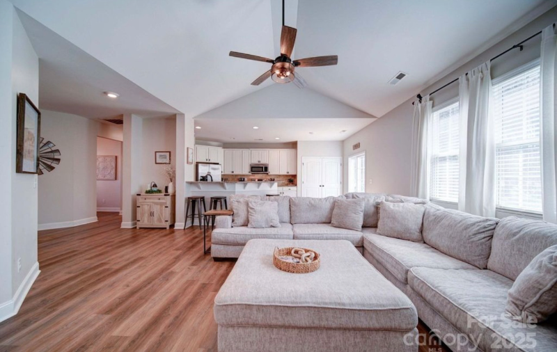 572 Church St - Photo 2 of 9