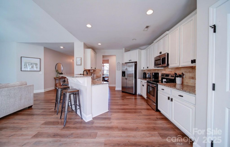 572 Church St - Photo 3 of 9