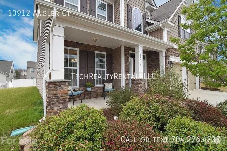 10912 Angler Ct - Photo 3 of 17