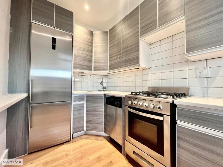 195 Greenpoint Avenue - Photo 2 of 10