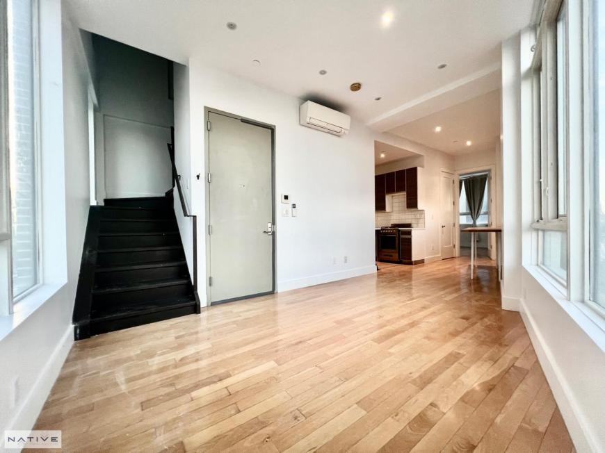 195 Greenpoint Avenue - Photo 4 of 10