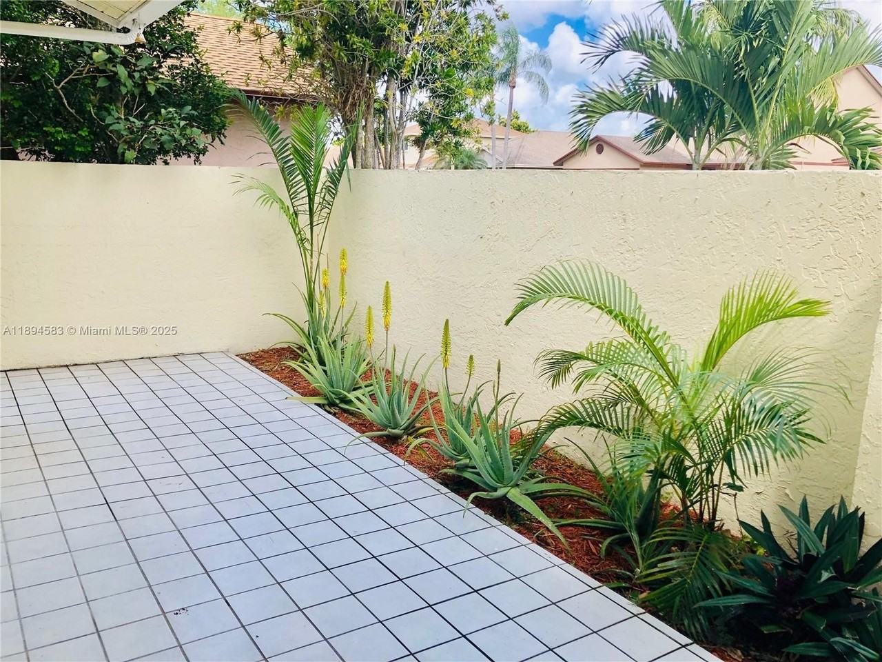 1010 Sw 99th Ave - Photo 3 of 22