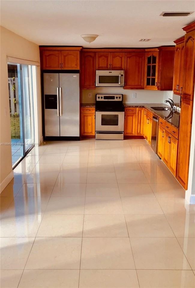 1010 Sw 99th Ave - Photo 5 of 22