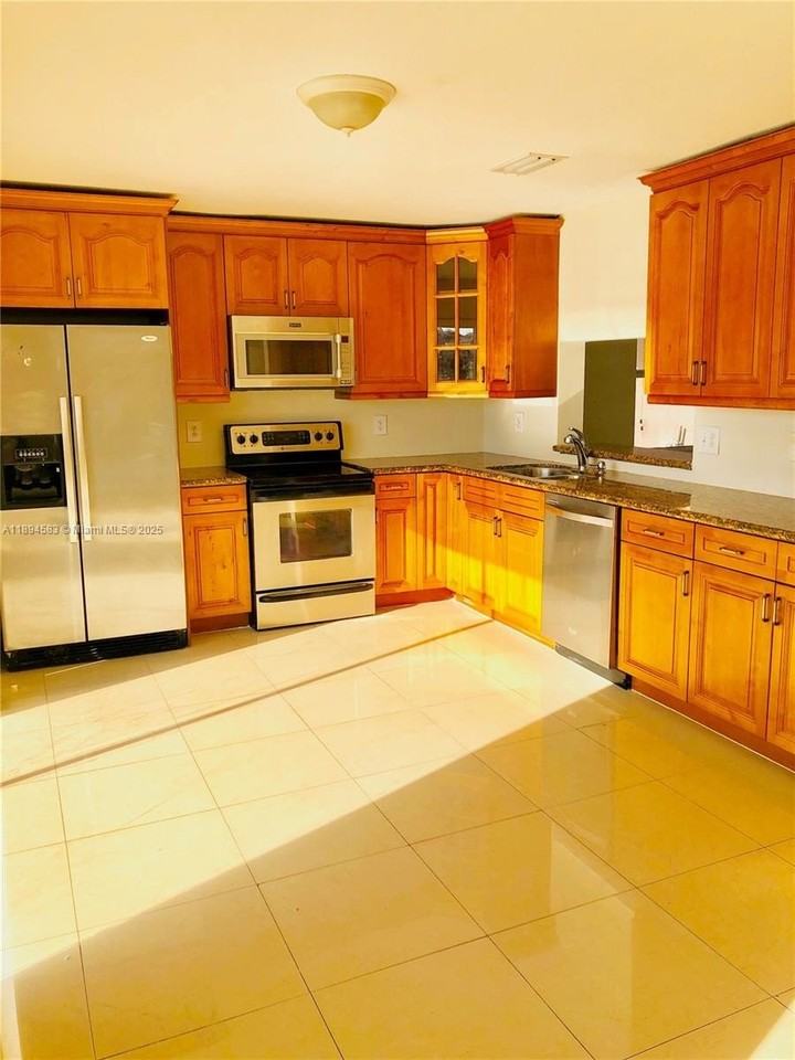 1010 Sw 99th Ave - Photo 6 of 22