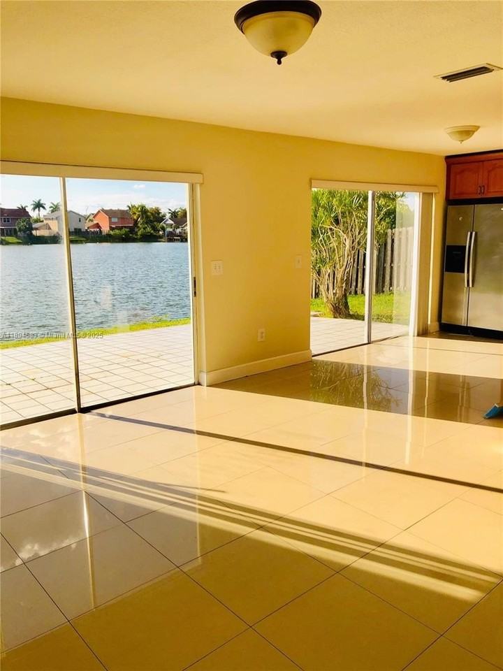 1010 Sw 99th Ave - Photo 7 of 22