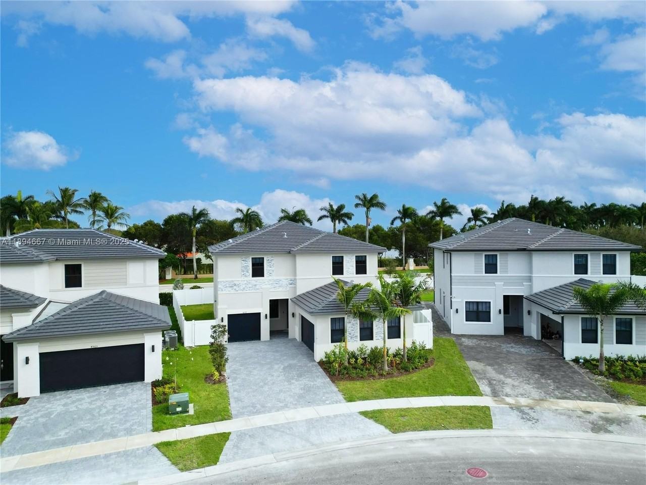 4577 Sw 173rd Ave - Photo 2 of 26