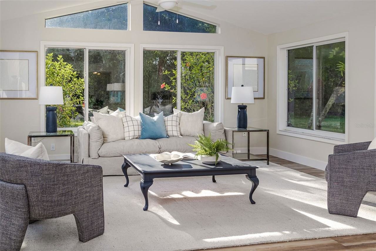 956 Harbor Town Dr - Photo 3 of 8