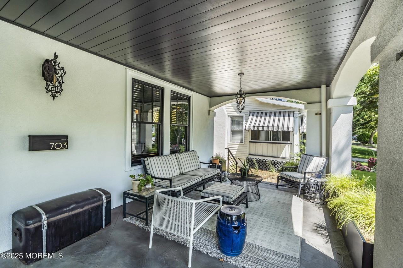 703 7th Ave - Photo 4 of 47