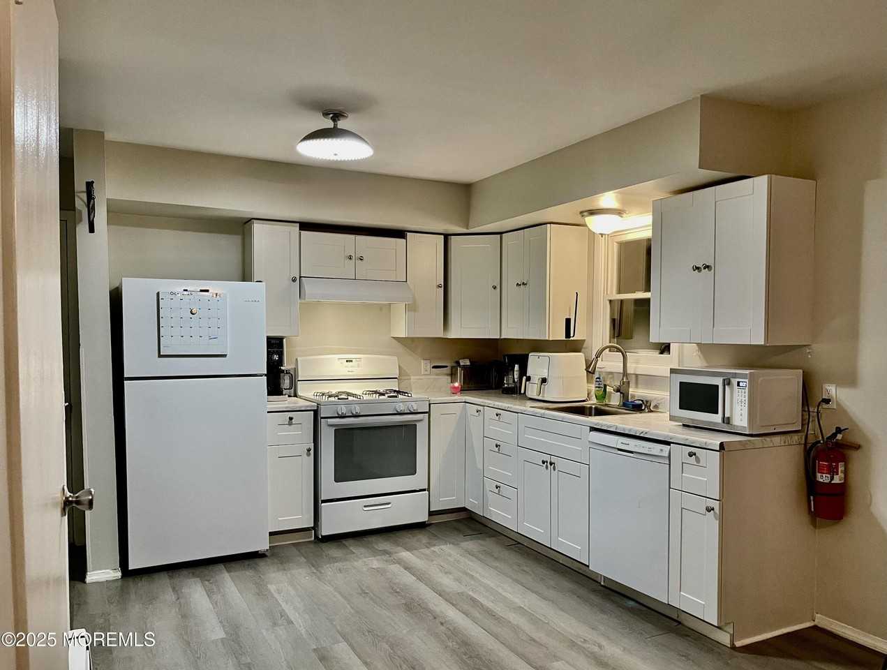 512 Roosevelt Ave - Photo 4 of 10