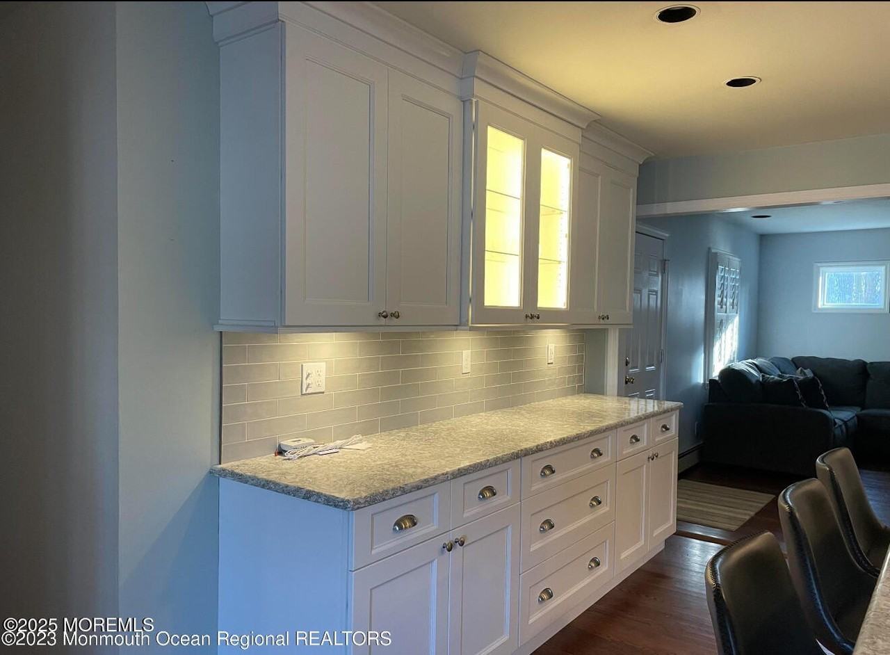 1202 Lawrence Avenue - Photo 4 of 18