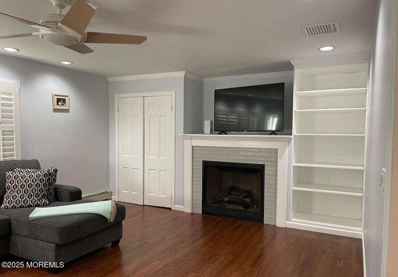 1202 Lawrence Avenue - Photo 7 of 18