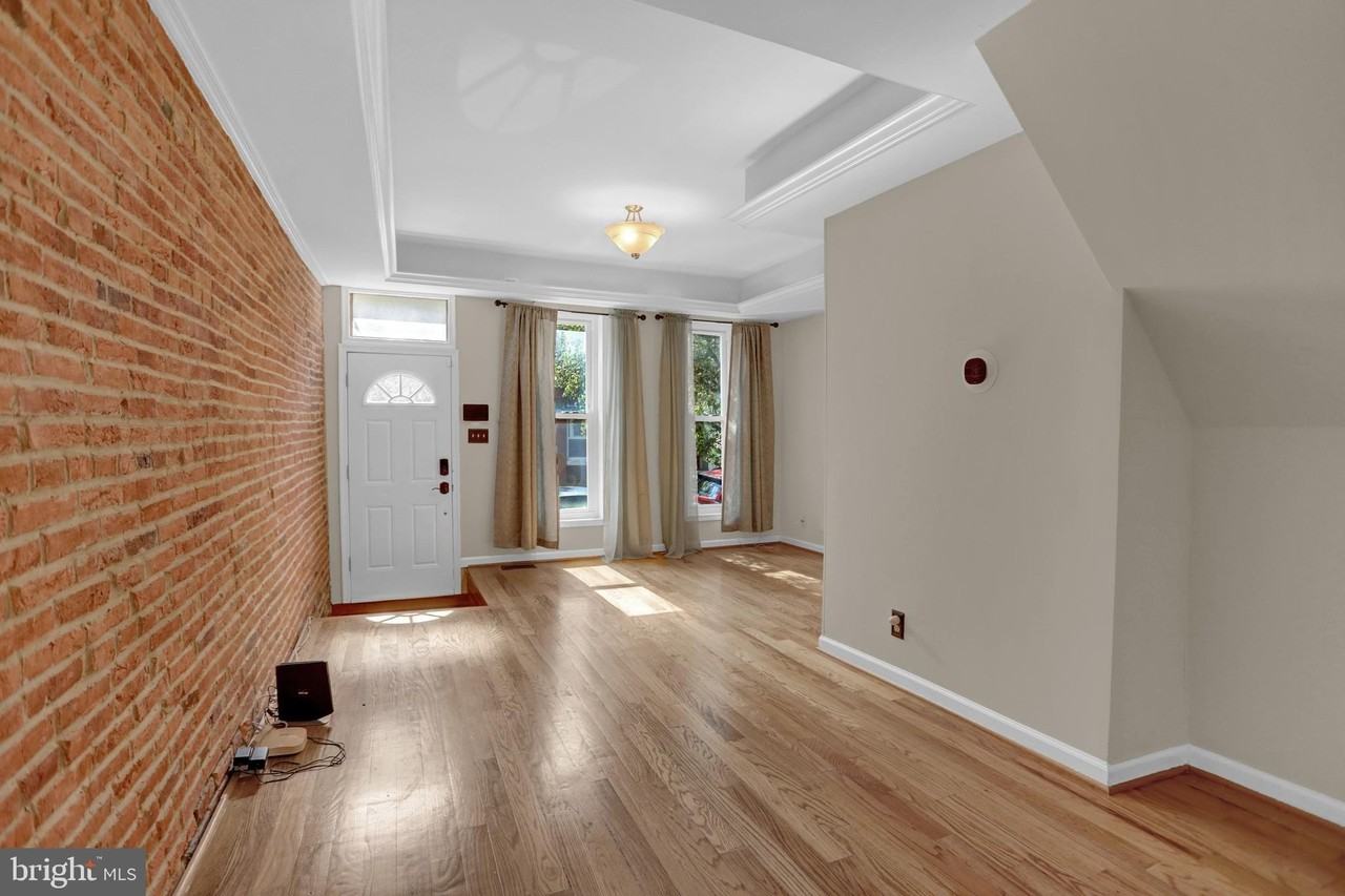 2308 E Fairmount Ave - Photo 3 of 40