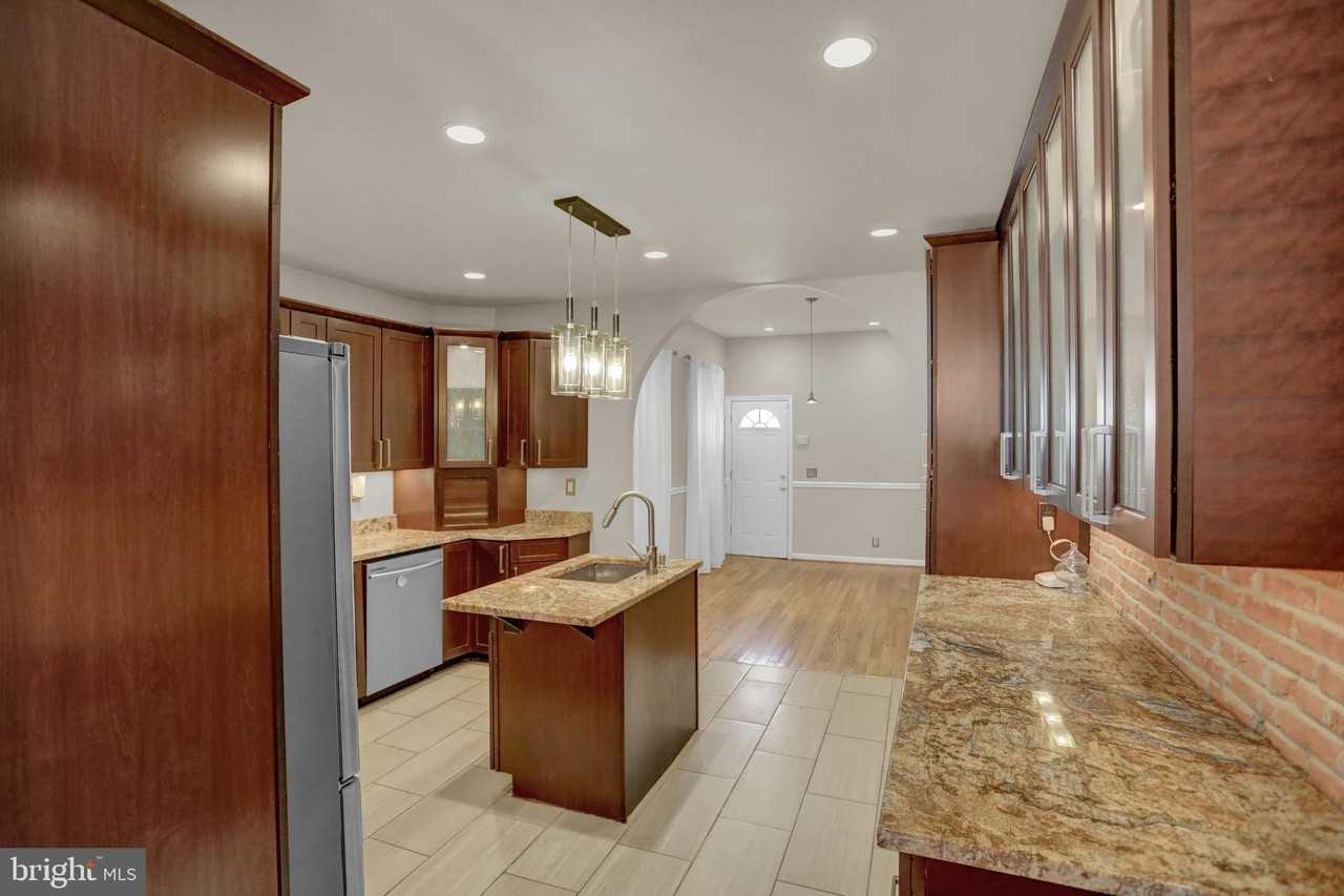 2308 E Fairmount Ave - Photo 5 of 40