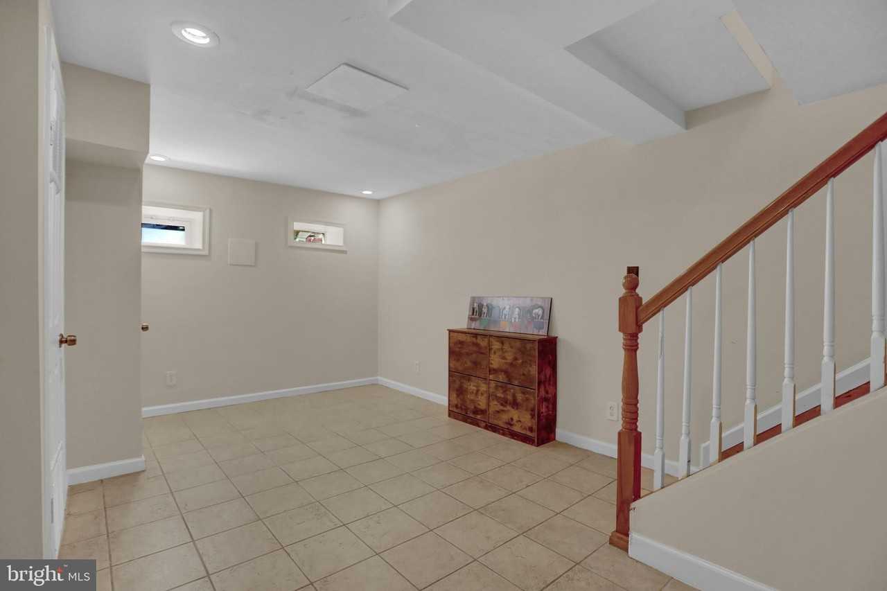 2308 E Fairmount Ave - Photo 7 of 40