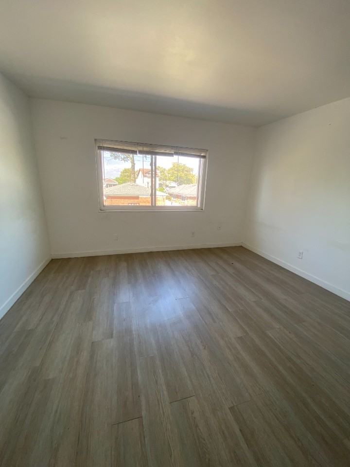 815 W Courtois St #D - Photo 3 of 7