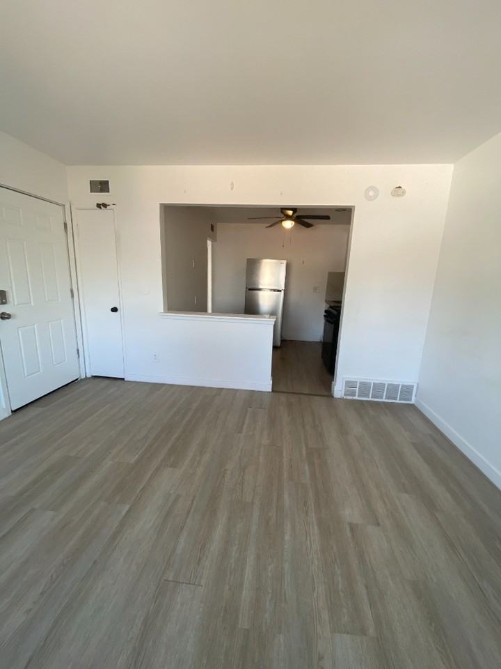 815 W Courtois St #D - Photo 4 of 7