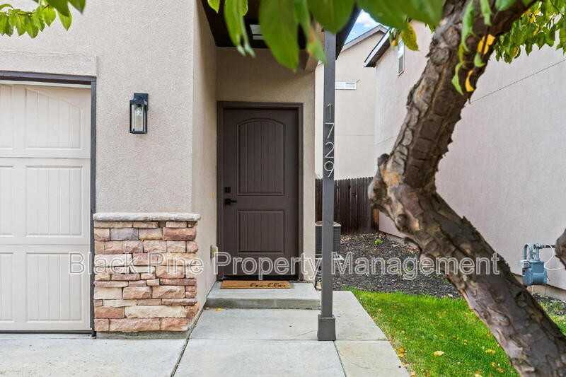 1729 S Eagleson Rd - Photo 3 of 33