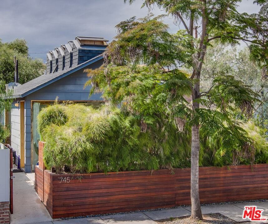 745 Navy St - Photo 2 of 24