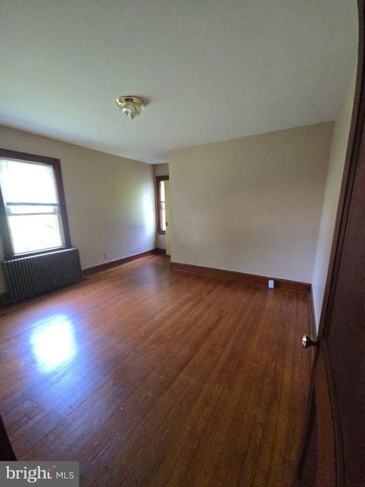 18 1/2 Main St - Photo 3 of 16