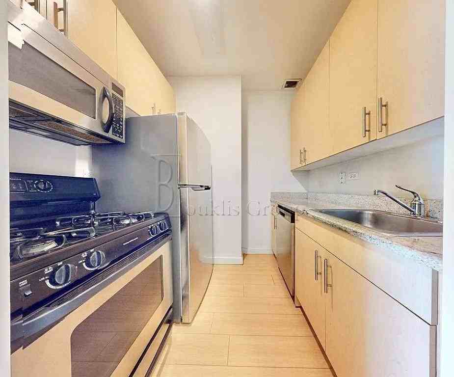 90 Washington St #25D - Photo 3 of 9