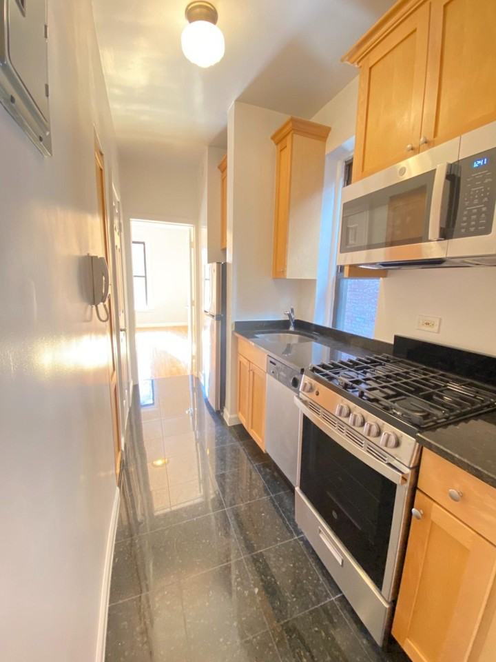 E 84th St #3L - Photo 2 of 4