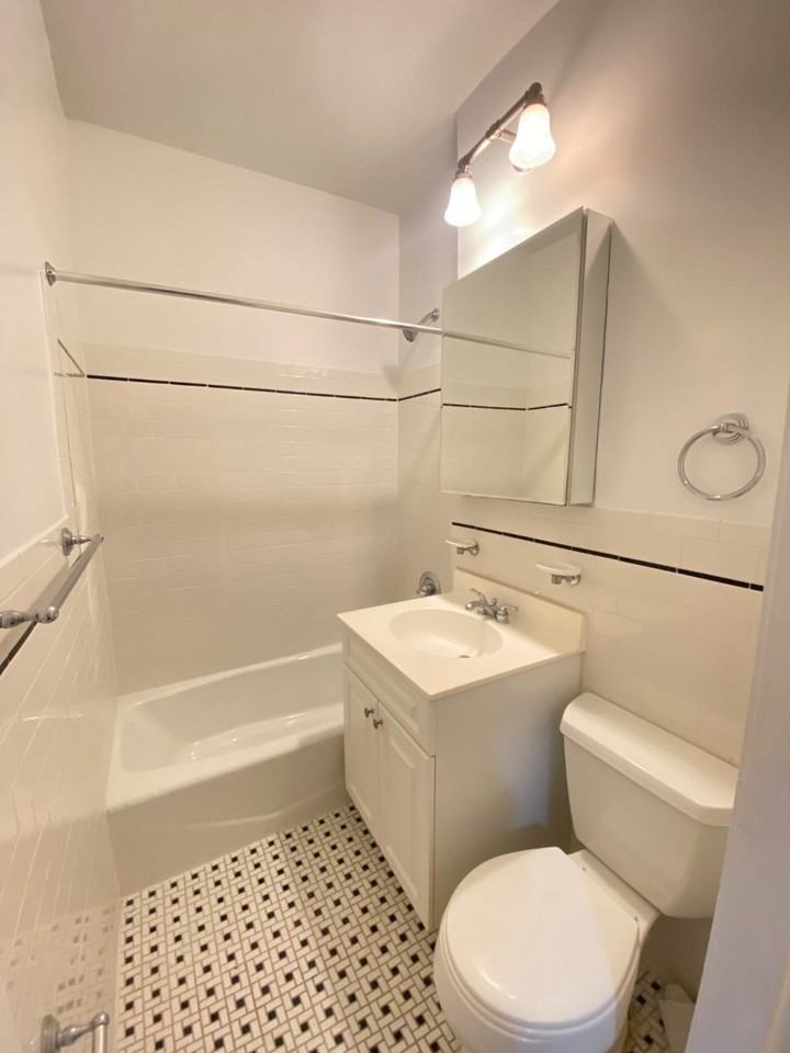 E 84th St #3L - Photo 3 of 4