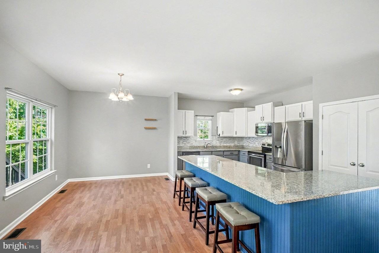 8052 Buckthorne Run - Photo 4 of 42