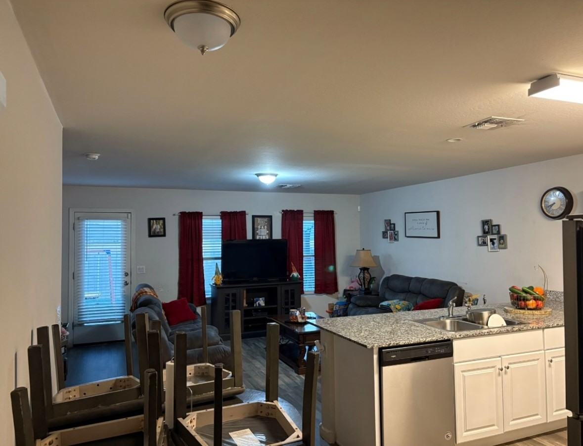 111 S Seneca Dr - Photo 3 of 8