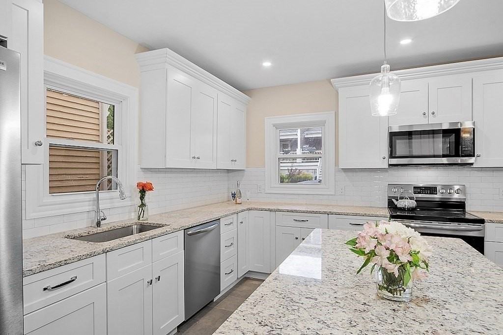 42 Highland St - Photo 4 of 26