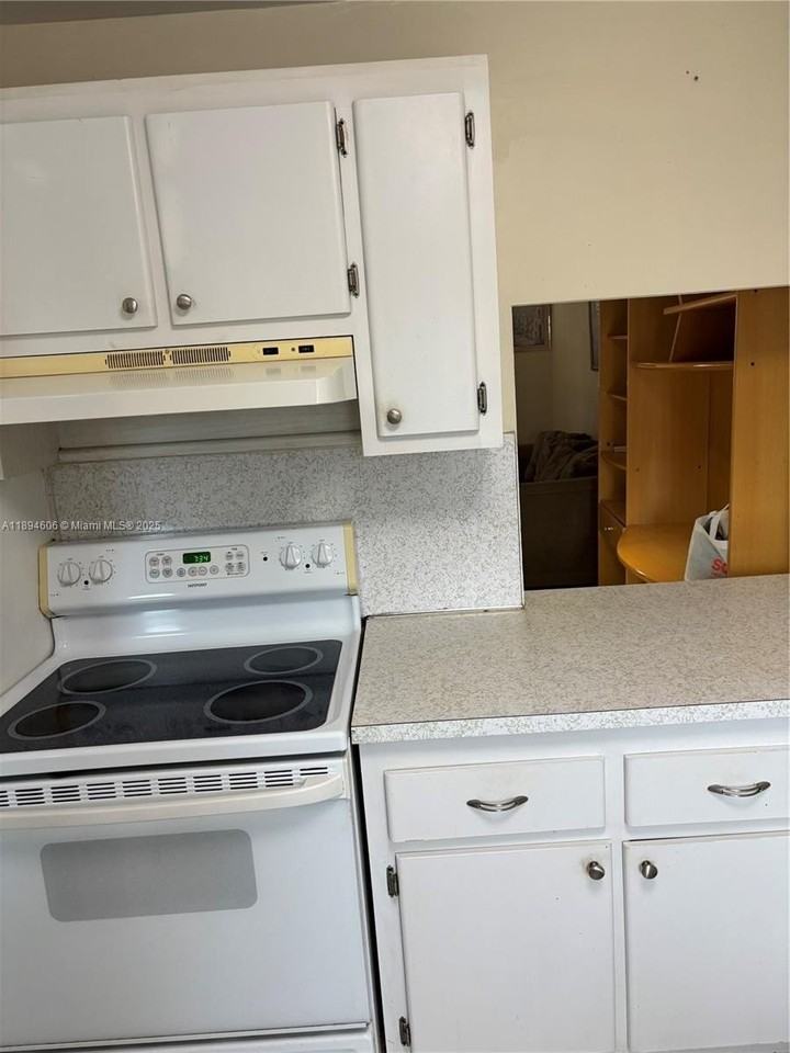 211 Ne 8th Ave #103 - Photo 3 of 9