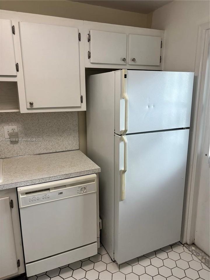 211 Ne 8th Ave #103 - Photo 4 of 9