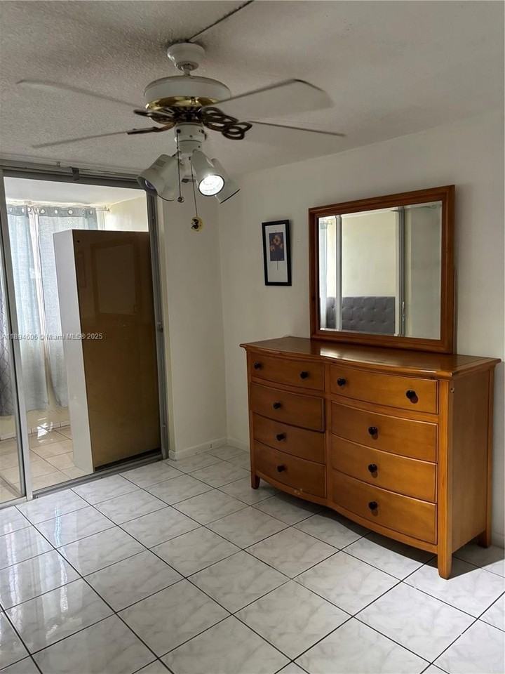 211 Ne 8th Ave #103 - Photo 5 of 9