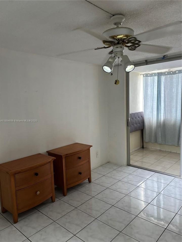 211 Ne 8th Ave #103 - Photo 6 of 9