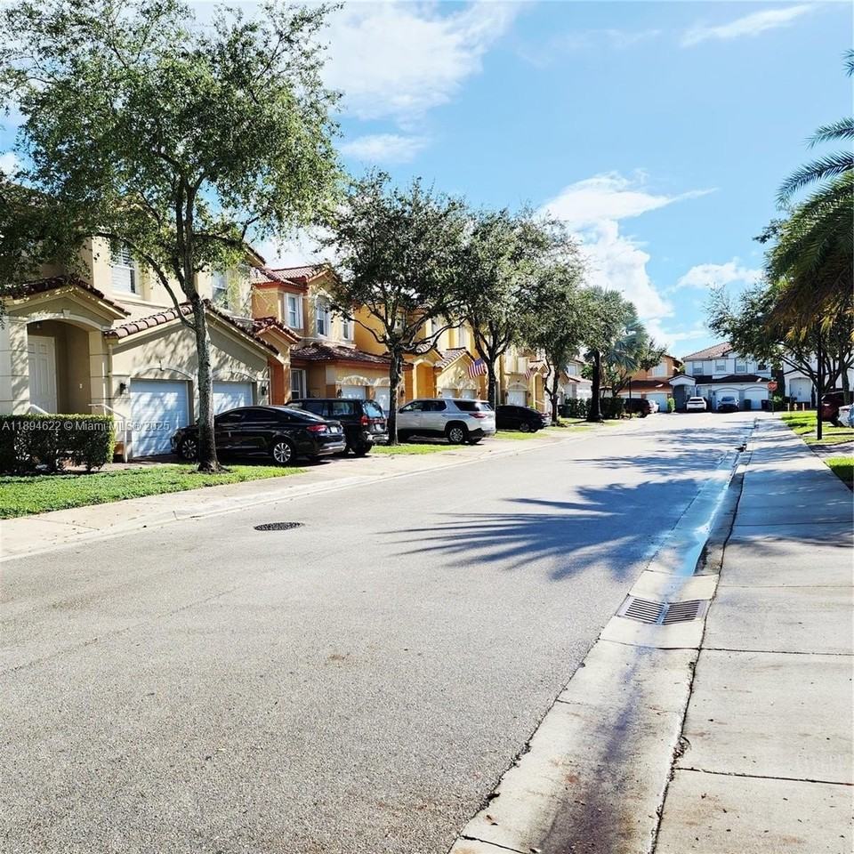 10955 Nw 87th Ln #10955 - Photo 4 of 34