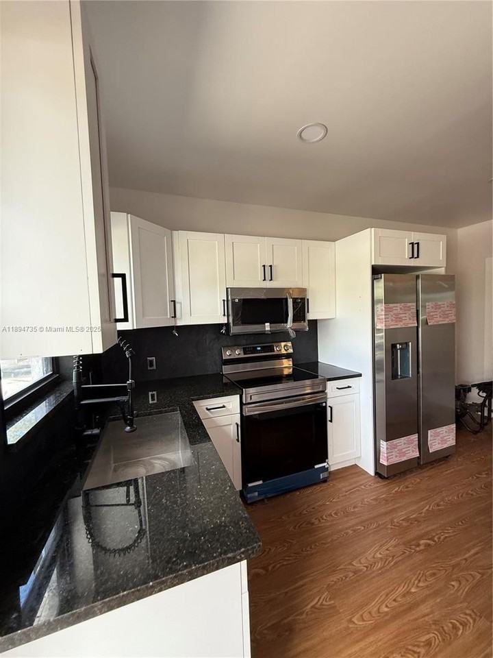 512 Northwest 2nd Avenue #B - Photo 3 of 21