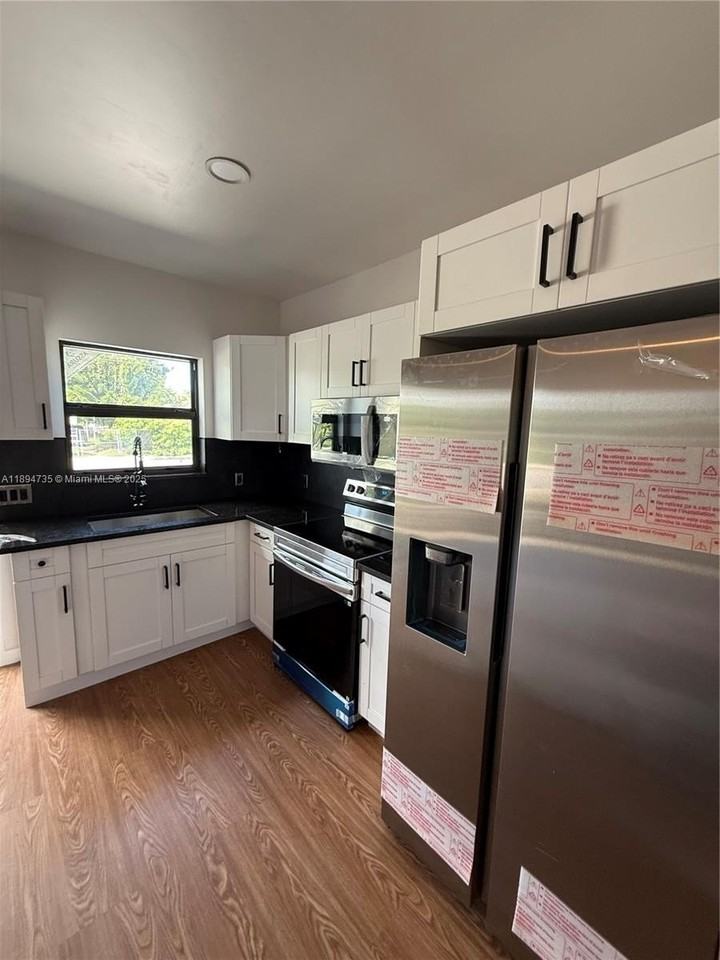 512 Northwest 2nd Avenue #B - Photo 4 of 21