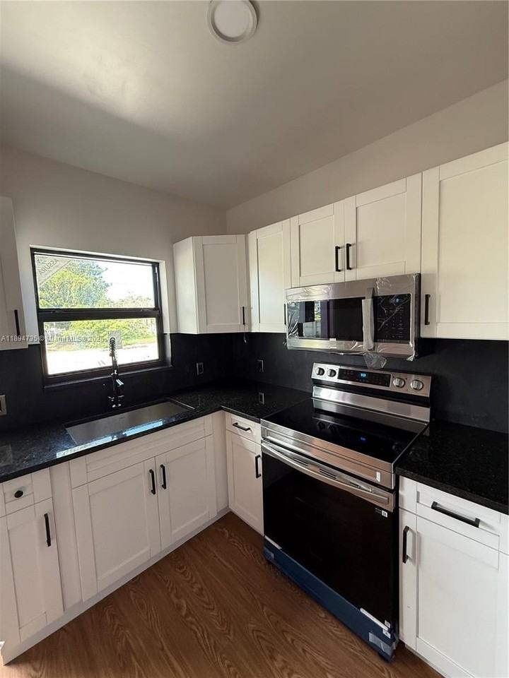 512 Northwest 2nd Avenue #B - Photo 5 of 21