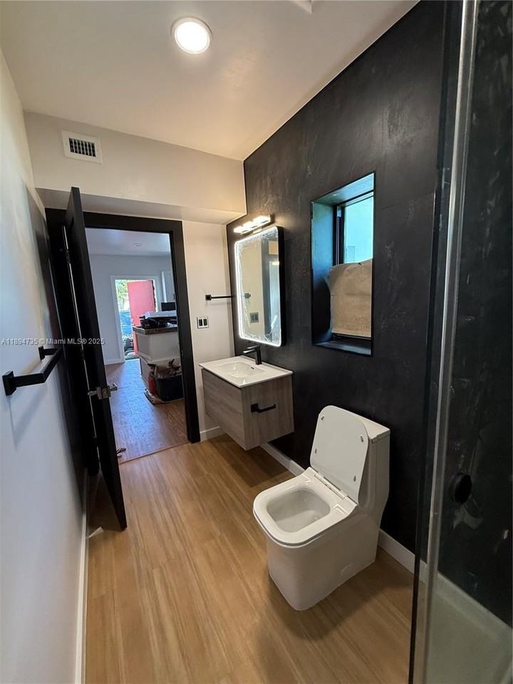 512 Northwest 2nd Avenue #B - Photo 7 of 21