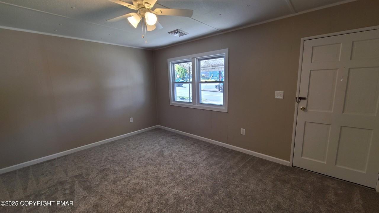 194 Broad St - Photo 4 of 16