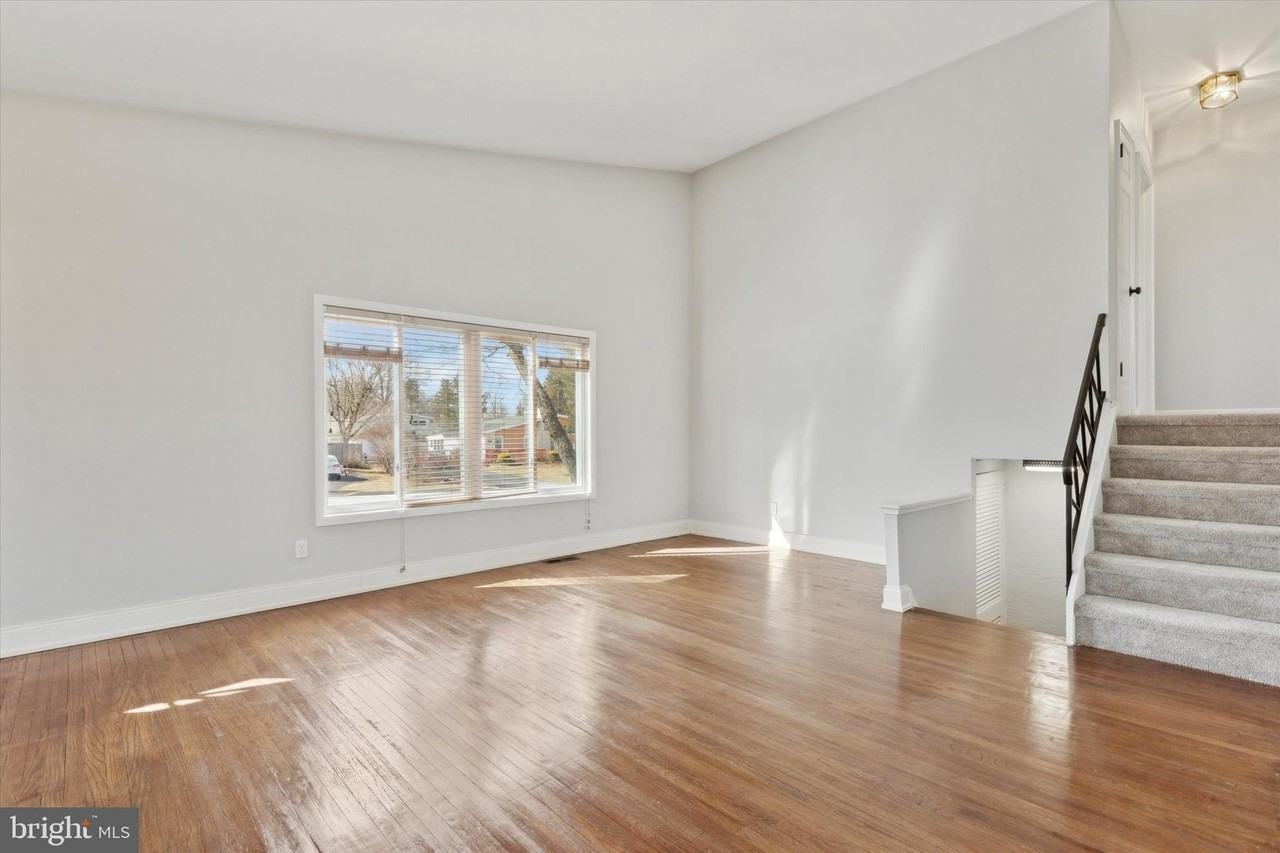 1633 Pulaski Dr - Photo 3 of 13