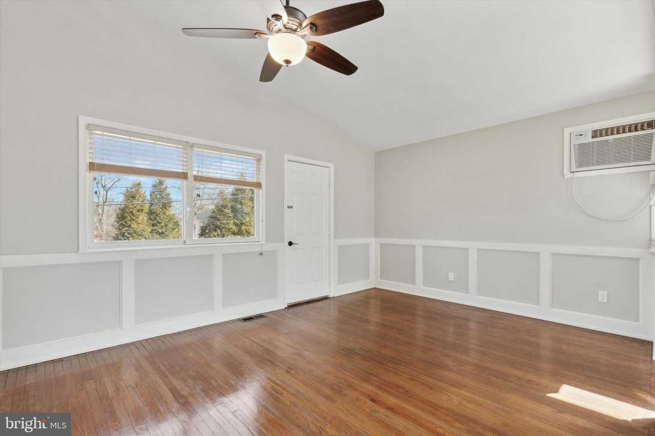 1633 Pulaski Dr - Photo 4 of 13