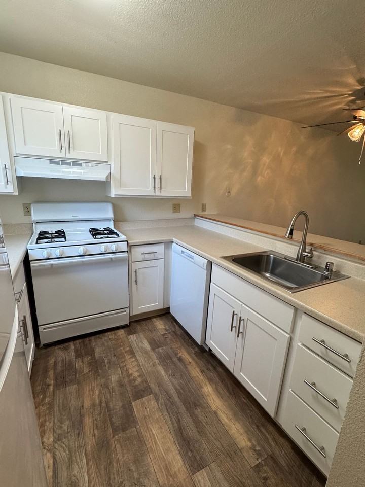 Stonegate Village Apartments & Townhomes - Photo 7 of 50