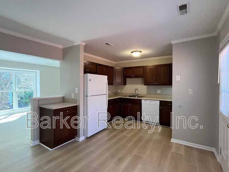 4608 - Photo 3 of 13