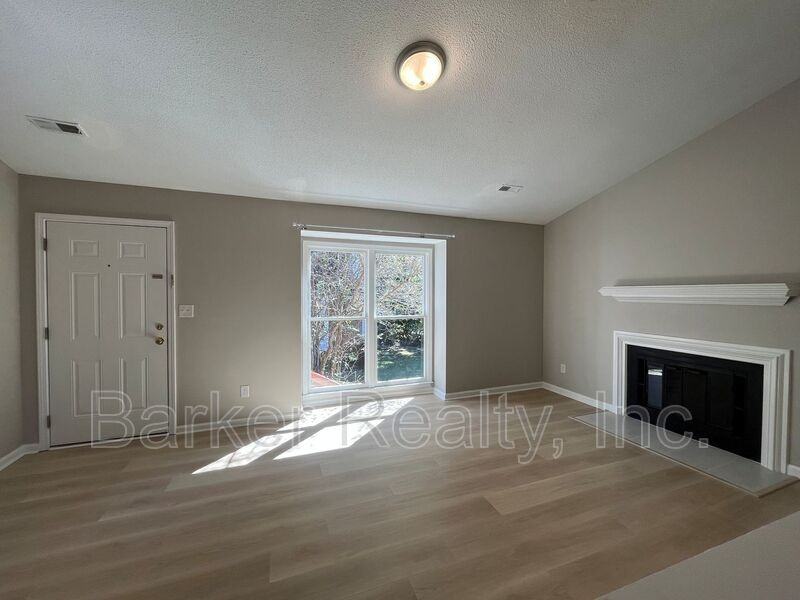 4608 - Photo 2 of 13