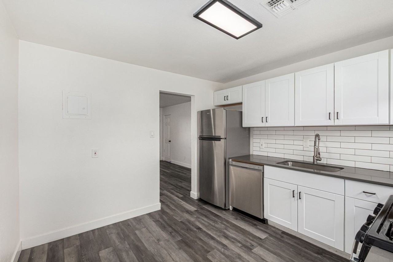 5525 N 27th Dr #17 - Photo 4 of 26